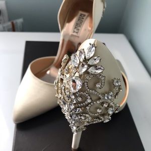 Badgley Mischka Karma II Ivory Satin Pump